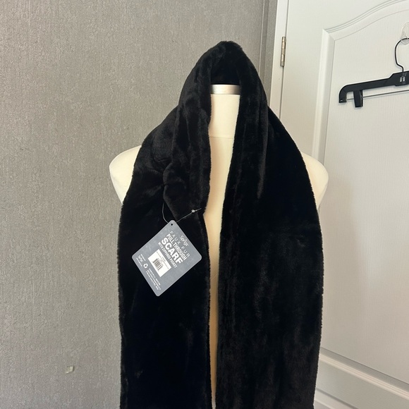 Elegant Black Scarf NWT - Picture 5 of 11